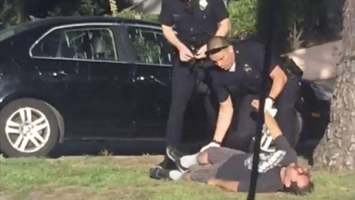 FUERTES IMÃGENES: PolicÃ­as disparan en la cabeza a un hombre desarmado... y despuÃ©s lo esposan