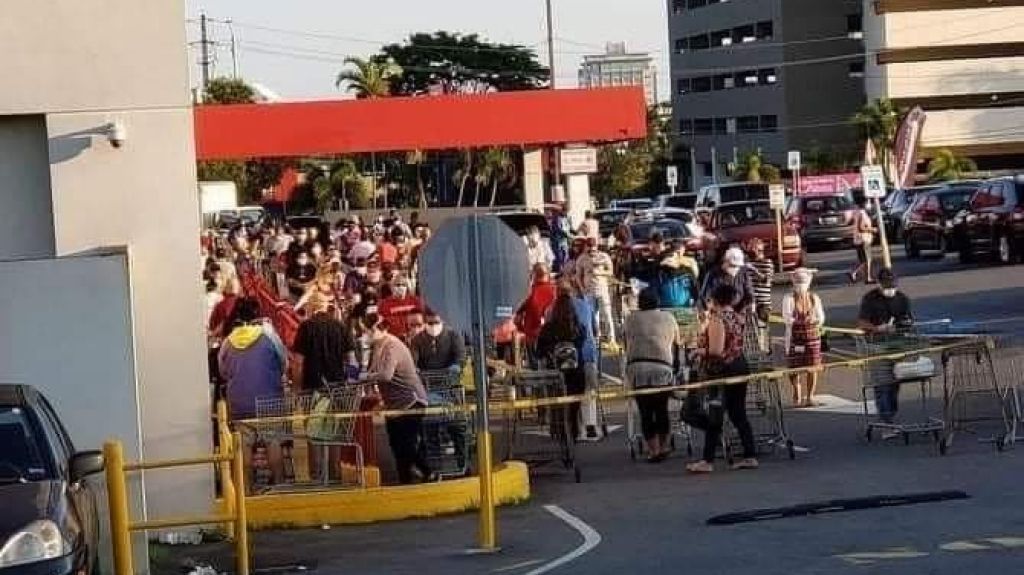  Se repiten largas filas supermercados y piden gobernadora reconsidere medidas 