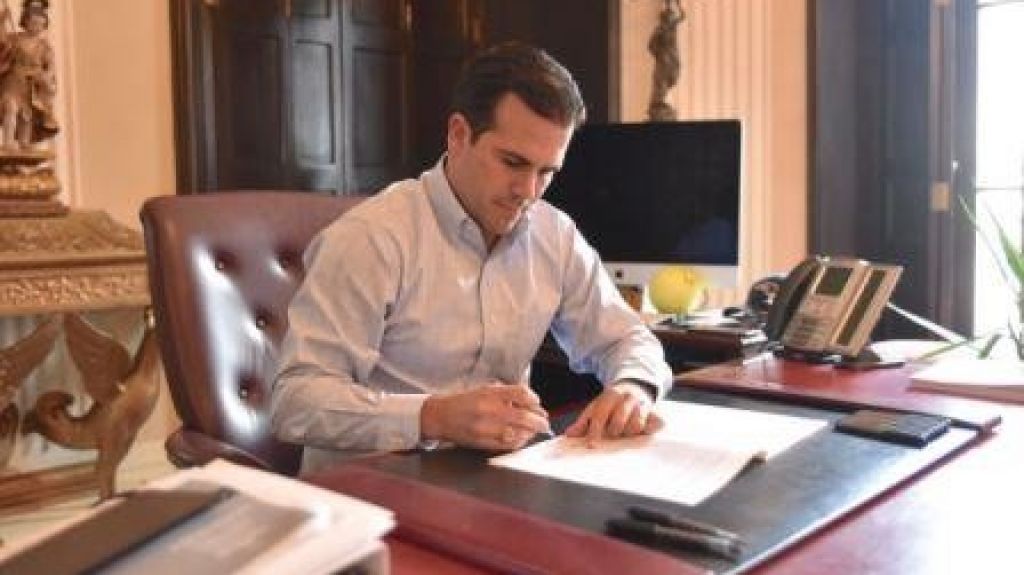  Gobernador firma orden ejecutiva que establece banco de licencia por enfermedad catastr&oacute;fica para bomberos y polic&iacute;as 