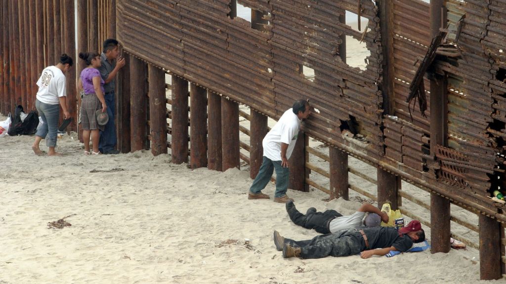  Desesperaci&oacute;n crea nueva forma de llegar a EE.UU. a pedir asilo 