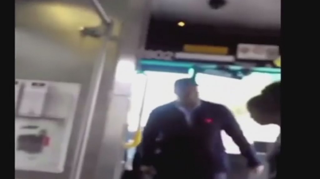  Video: Conductor de Guagua publica en Cleveland &ldquo;Noquea&rdquo; a una pasajera imprudente 