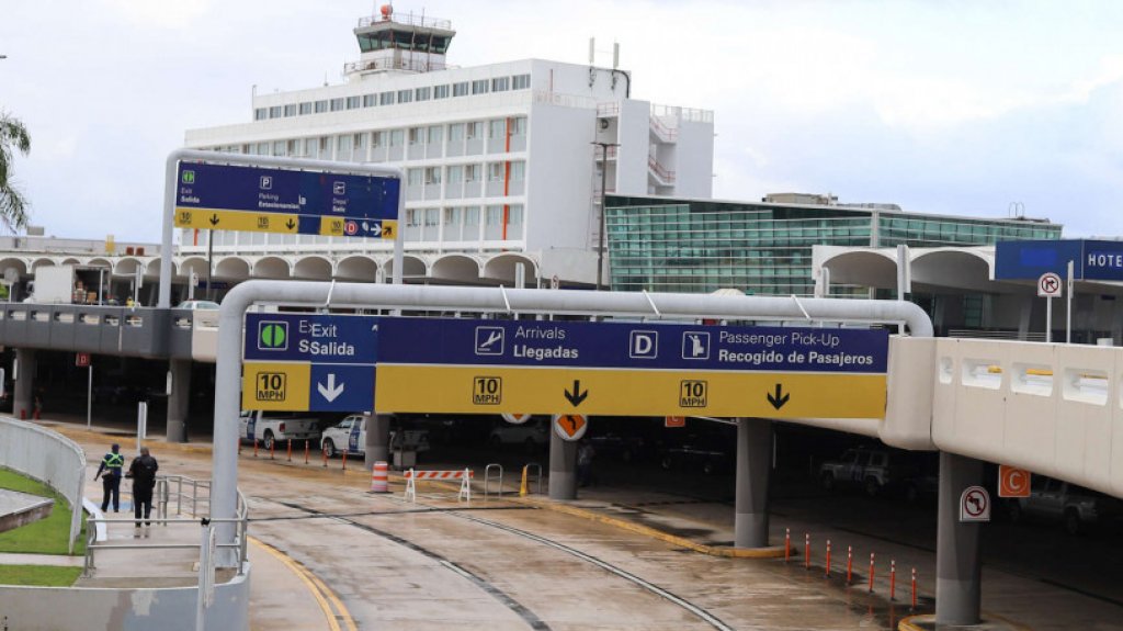  Polic&iacute;a controla a una mujer que se atrincher&oacute; armada dentro de un auto en el aeropuerto 