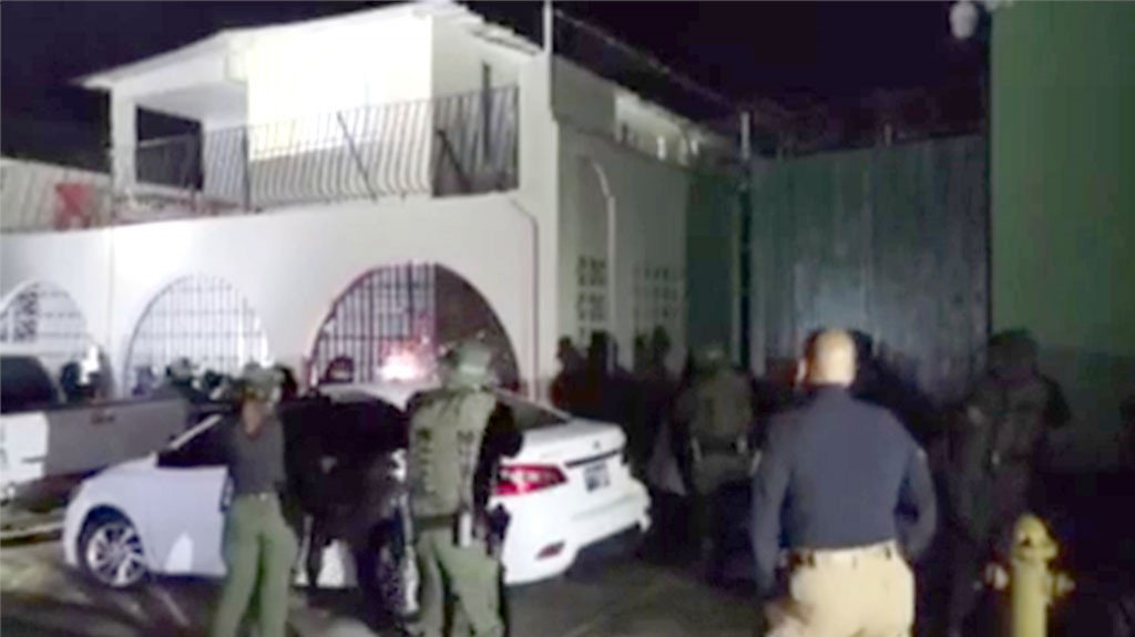  En video momento en que arrestan 5 hombres y dos mujeres durante allanamiento en Puerto Nuevo 