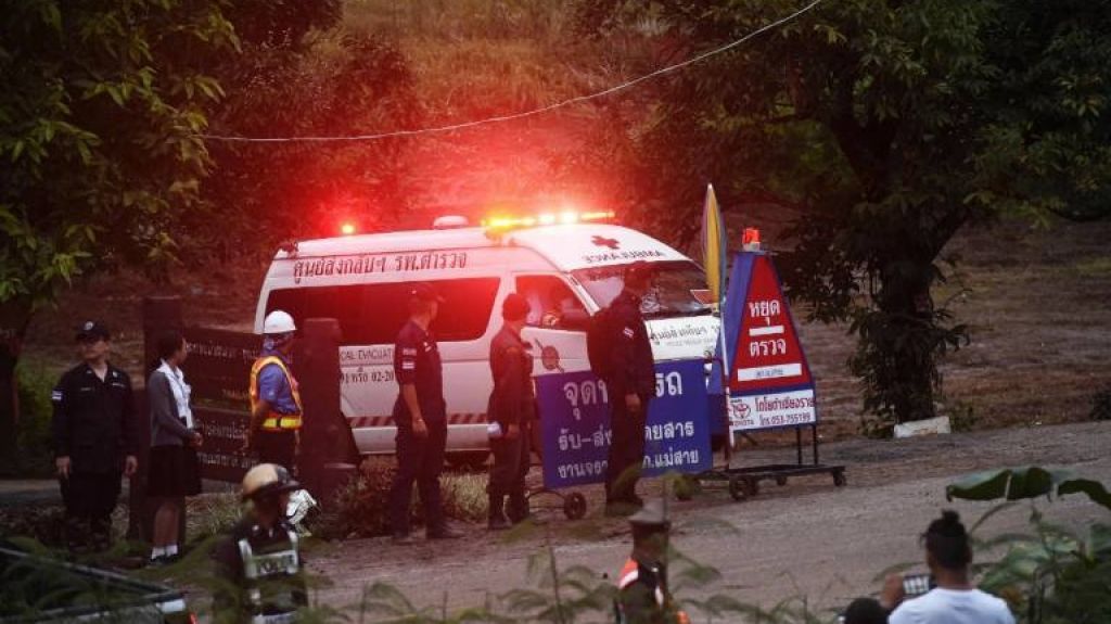  Video: Momento en que sacan los primeros 6 ni&ntilde;os atrapados en cueva de Tailandia 