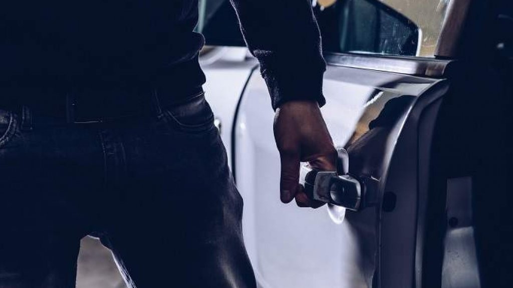  Individuos enmascarados le roban el auto a conductor que se qued&oacute; sin gasolina en Salinas 