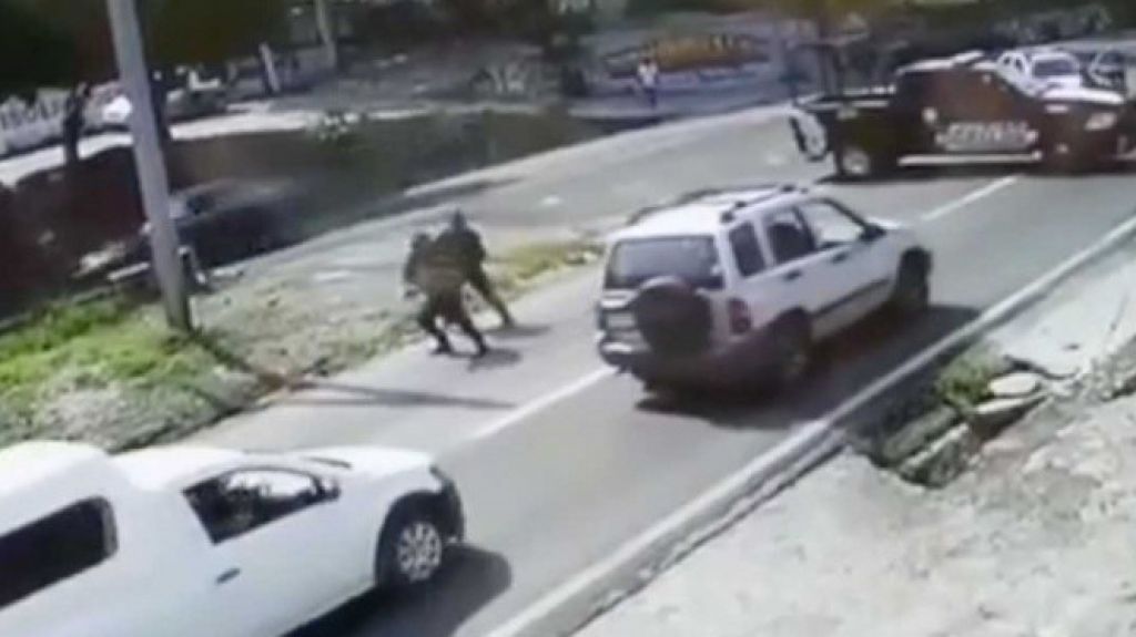  Fuertes im&aacute;genes: Ladrones atropellan a dos polic&iacute;as para impedir su arresto en Mexico 