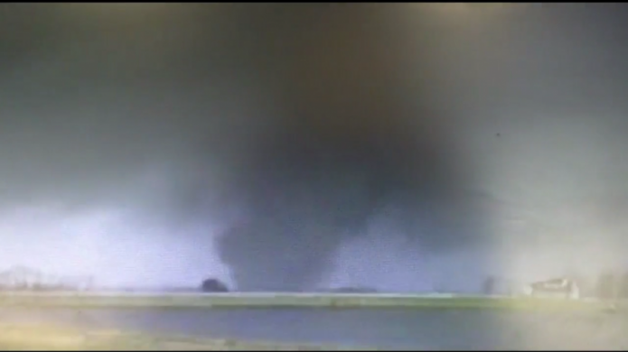 Video:Un tornado extremadamente peligroso barre el estado de Alabama