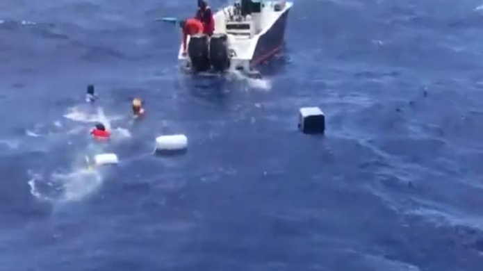 Video: Momento en que rescatan tripulantes de barco que se hundiÃ³ en Cabo Rojo