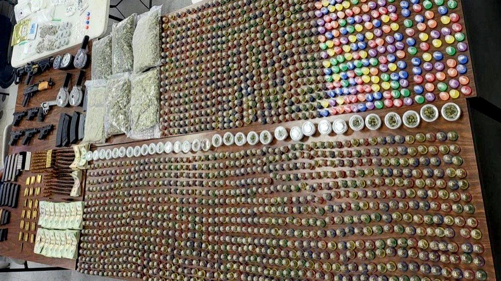  Hallan armas, drogas y casi $30,000 en efectivo en residencia abandonada en Dorado 