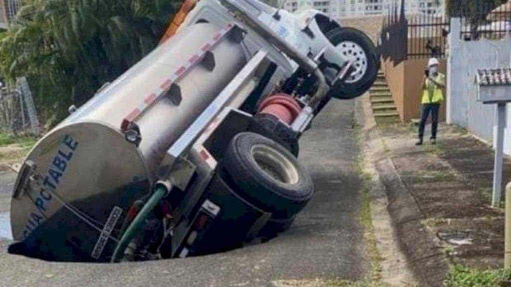  Video: Gigantesco cr&aacute;ter se traga un cami&oacute;n de agua en Caguas 