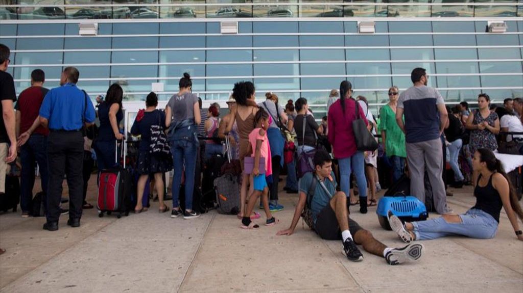  Gobernador estima que puertorrique&ntilde;os que se han ido de la Isla producto del cicl&oacute;n Mar&iacute;a podr&iacute;an llegar hasta 250 mil 