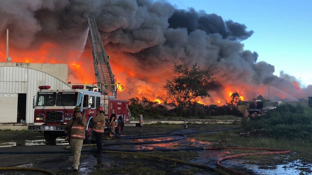  Continúan atendiendo incendio en recicladora de Carolina 
