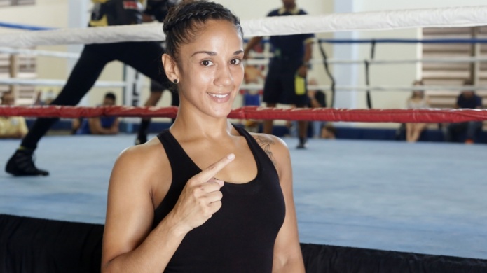 Boxeadora Amanda Serrano ante posible debut en las artes marciales