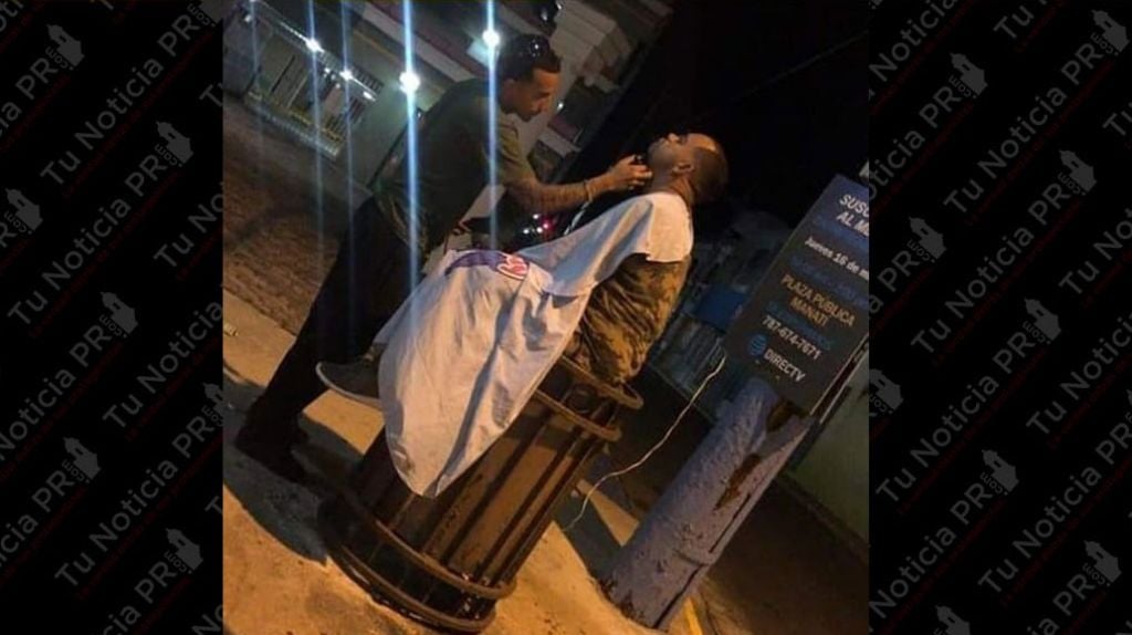  Mujer en Manatí capta con foto a un barbero recortando “deambulante “a las 2 de la madrugada 