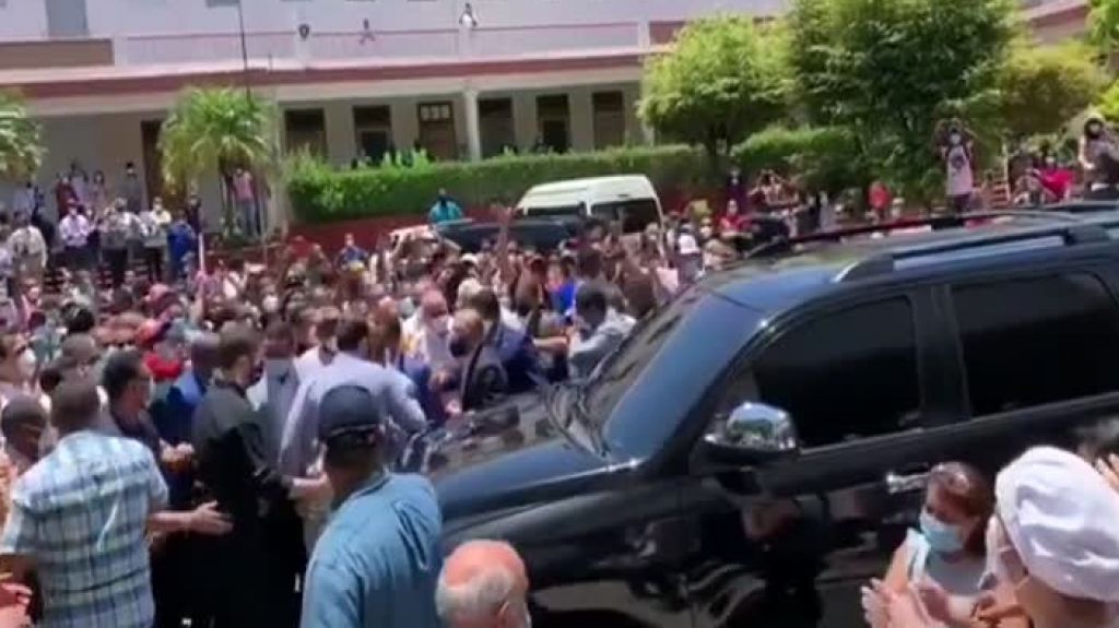  Video: Así fue recibido el presidente Danilo Medina al momento de llegar a su centro de votación 