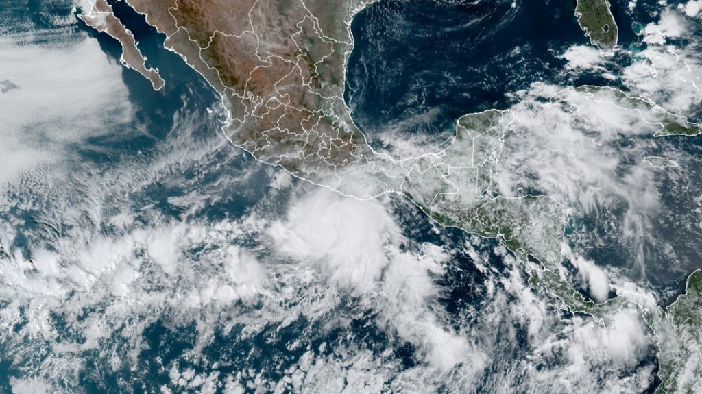  México se prepara para recibir al huracán Ágatha, el primero de la temporada 