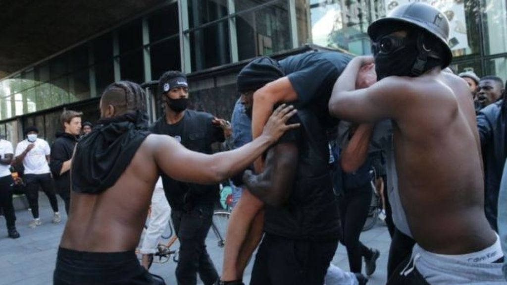  "Evitamos que lo mataran" activista negro que rescat&oacute; hombre blanco que busco problemas durante una protesta 