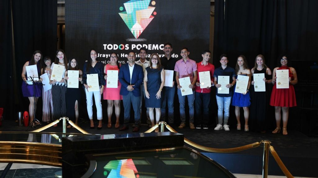  Becan a estudiantes de escasos recursos en pueblos de la monta&ntilde;a 