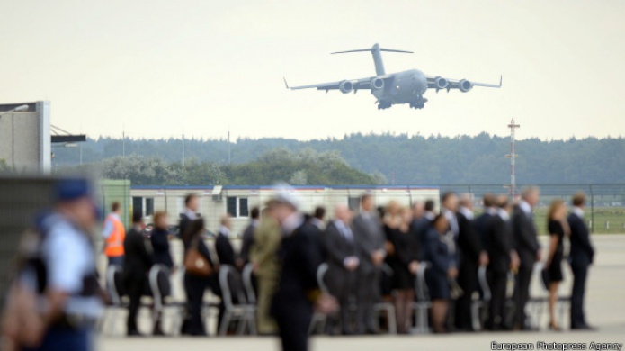 MH17: mÃ¡s restos de vÃ­ctimas llegan a Holanda