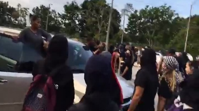 Video: Conductor molestos enfrenta estudiantes que bloquearon el tránsito en la Piñero 