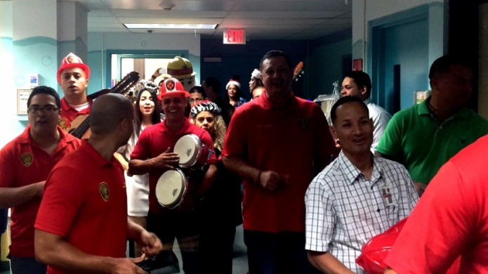 Bomberos y Aemead llevan alegrÃ­a de la Navidad a pacientes del Hospital PediÃ¡trico