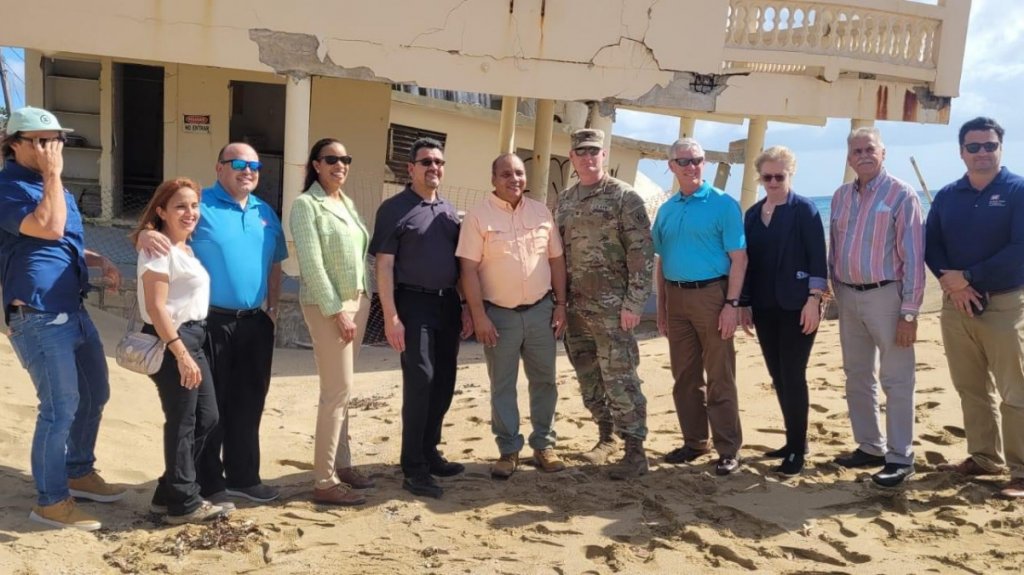  Inspecciona municipio de Rincón áreas afectadas por erosión costera junto al asesor principal del Cuerpo de Ingenieros de Estados Unidos 
