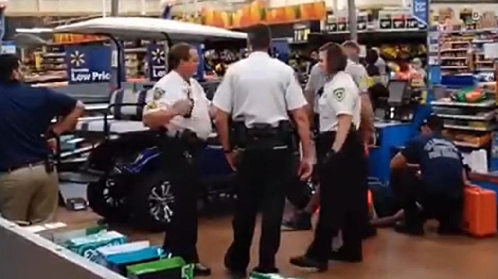  Video: Arrestan a hombre que entro a un Walmart en un carrito de golf y arrollo a varias personas 