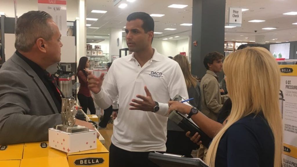  Secretario de DACO junto a inspectores realizan operativo sorpresaa trav&eacute;s de toda la Isla 