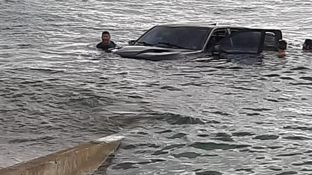  Video: Conductor en Aguadilla cae al mar con su auto cuando intentaba sacar su Jet Ski 