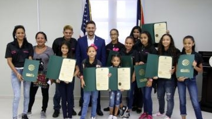 Representante del PNP rinde homenaje a jÃ³venes mujeres boxeadoras