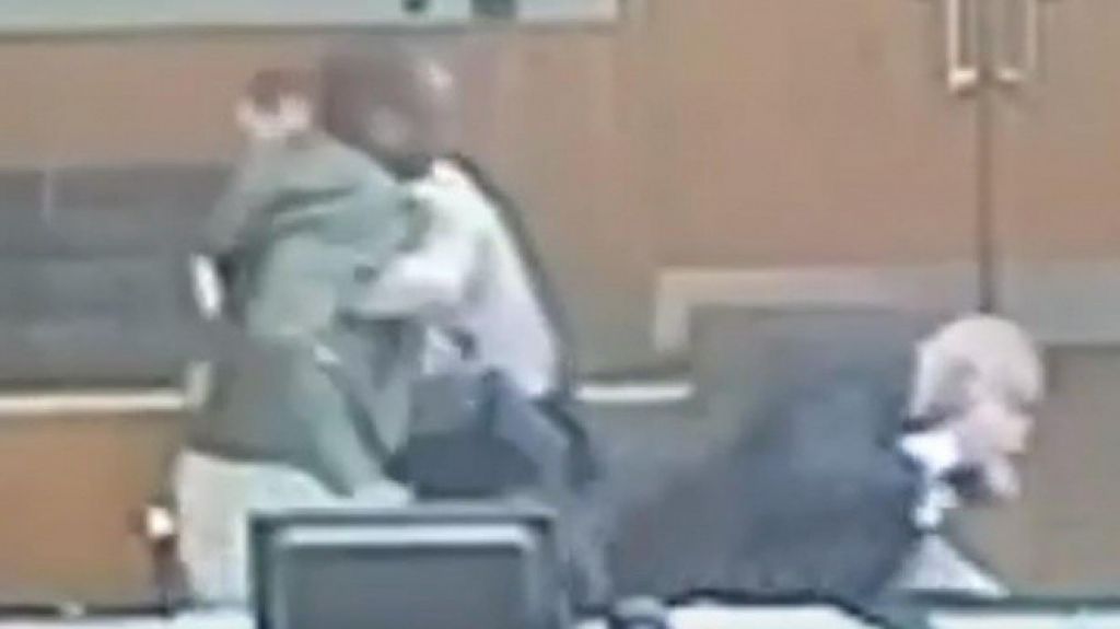  Video:Hombre enfurece y golpea a su propio abogado en pleno juicio 
