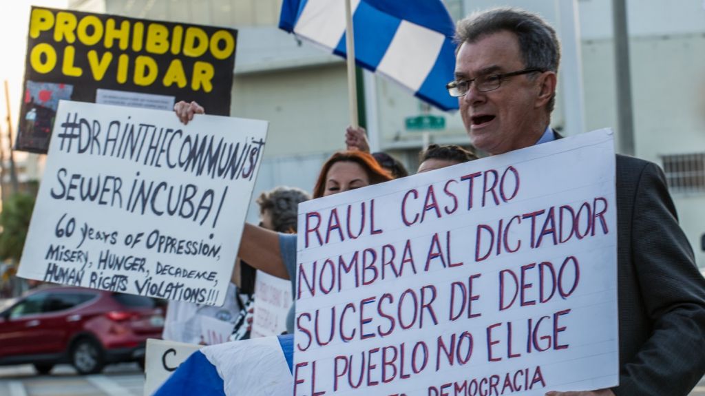  Exilio cubano recoge firmas en Miami para juzgar a Ra&uacute;l Castro 