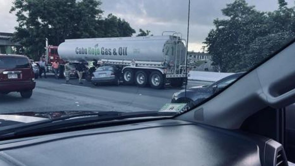  Auto queda pillado bajo cami&oacute;n de gasolina en el expreso Las Am&eacute;ricas 