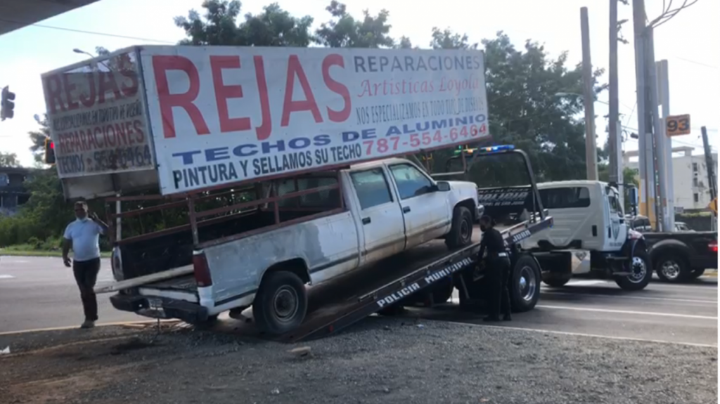  Video: Remueven otro veh&iacute;culo en expreso de San Juan que serv&iacute;a como &ldquo;hospitalillo&rdquo; para adictos 