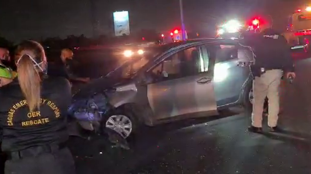  Video: Ciudadanos rescatan conductora de un veh&iacute;culo volcado en Caguas 