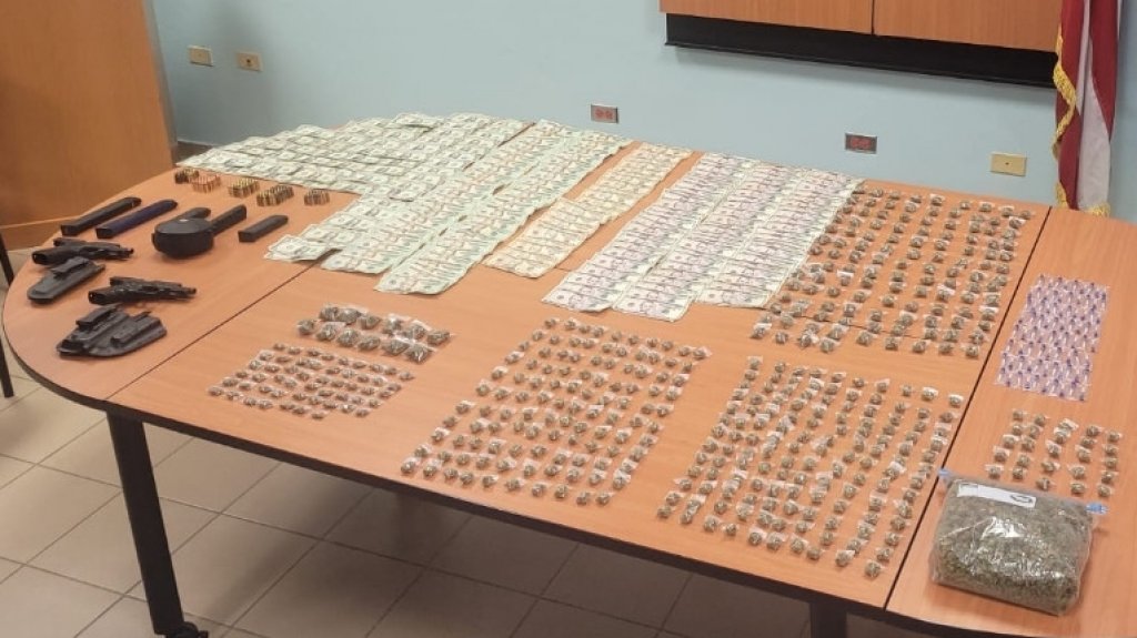  Hallazgo de drogas, armas y dinero en efectivo en Manat&iacute; 