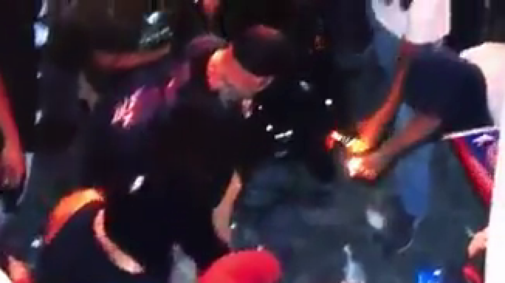  Publican otro video que muestra el grupo de manifestantes que prendi&oacute; la primera &ldquo;Bomba Molotov&rdquo; anoche en San Juan 