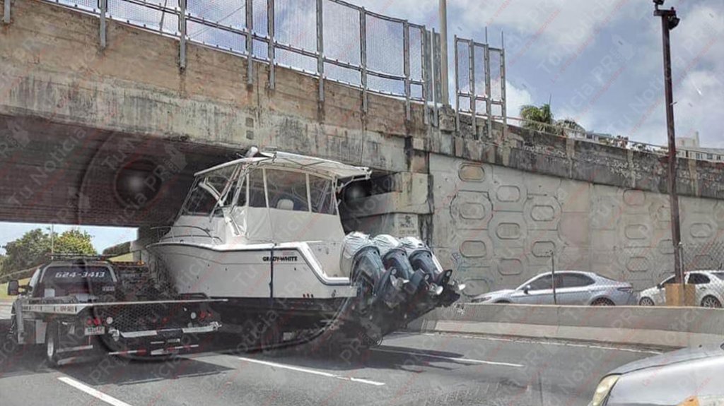  Fotos: Dejan &ldquo;Encajao&rdquo; un bote en medio de la Baldorioty 