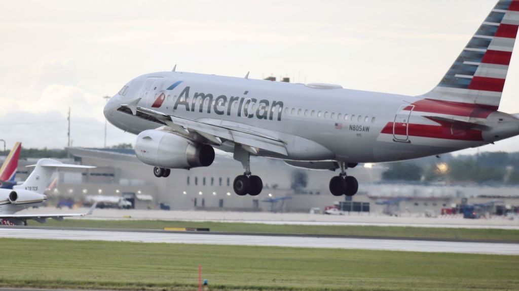  Video:Una pasajera de American Airlines quiere presentar cargos contra el hombre que golpeaba su asiento durante un vuelo 