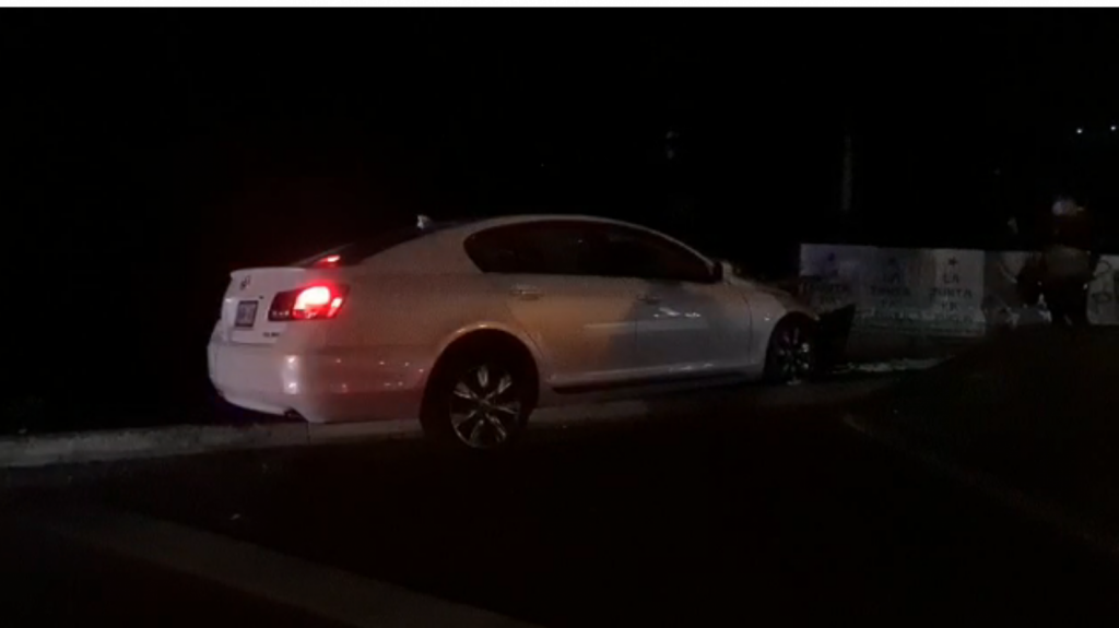  Video: Conductor choca en Cupey, se lleva la reja de una universidad enreda y vuelve y choca en la numero uno 