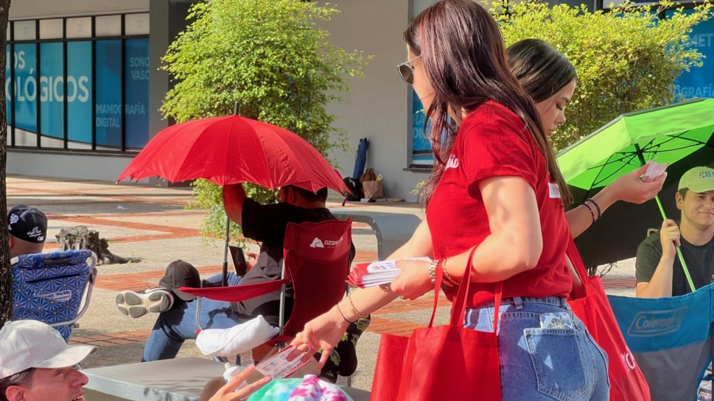  Farmacia Caridad lleva orientación y entrega artículos de salud para prevenir contagios de COVID – 19 