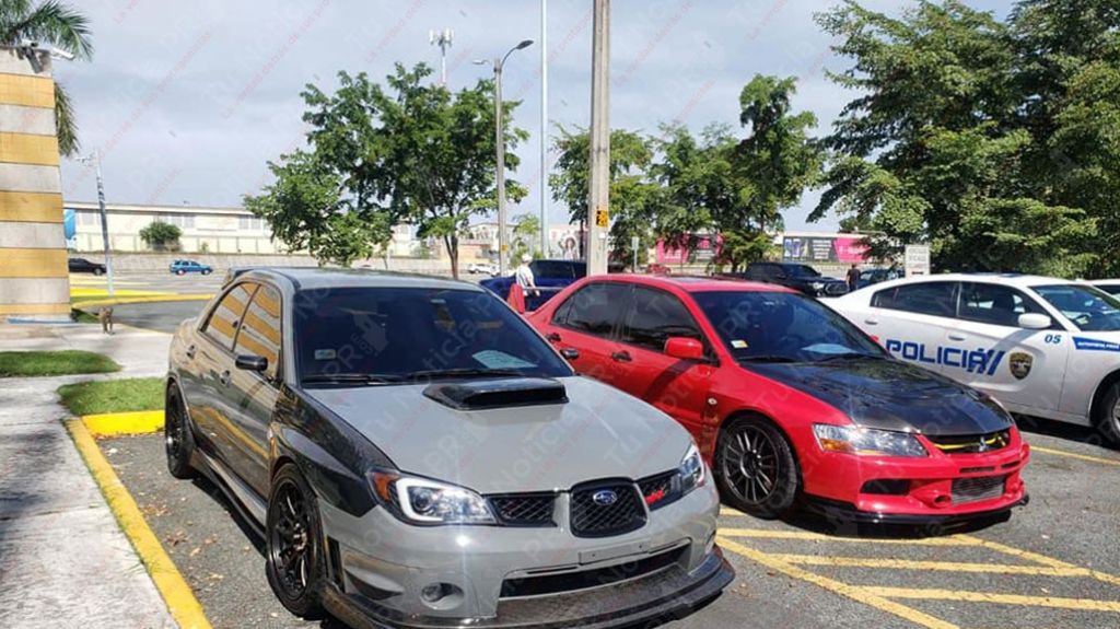  Fotos: Teniente de la polic&iacute;a detiene a una mujer y un hombre que regateaban temerariamente en el expreso 22 de Vega Baja 