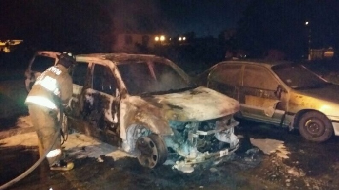 Le pegan fuego a autos en cuartel de la policia