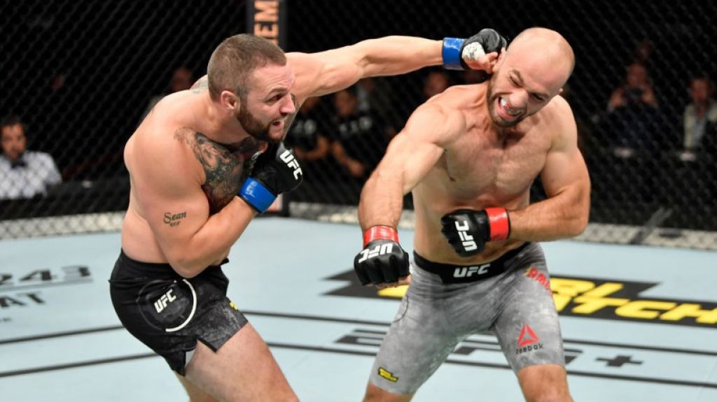  VIDEO: Un exboxeador obtiene su primera victoria en la UFC noqueando a su rival en 17 segundos con una lluvia de golpes 