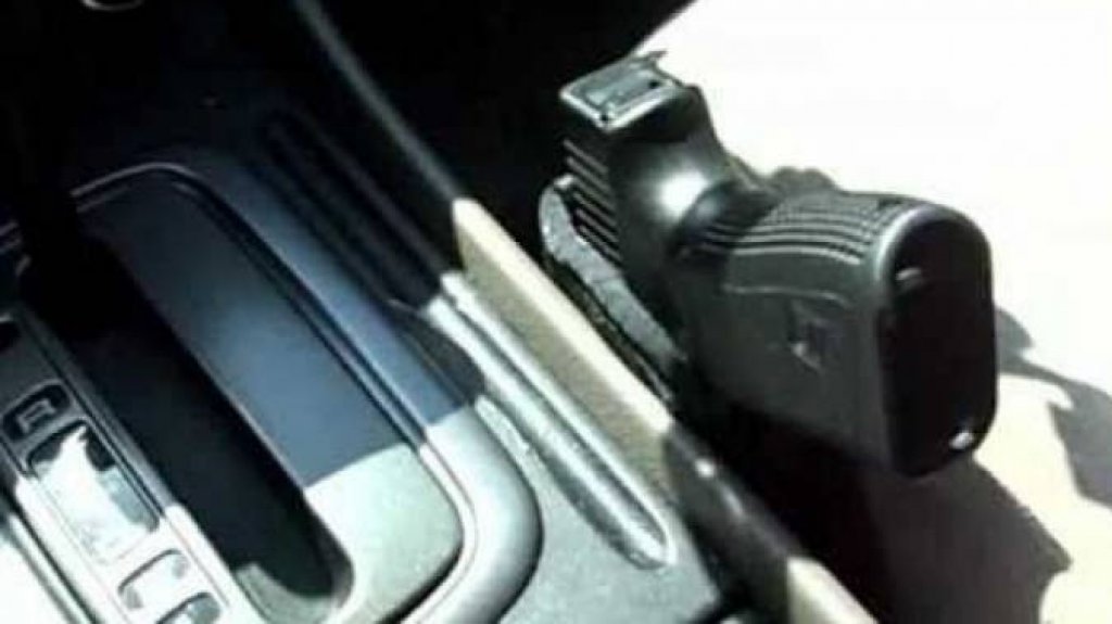  Roban una pistola desde auto estacionado en un centro comercial 