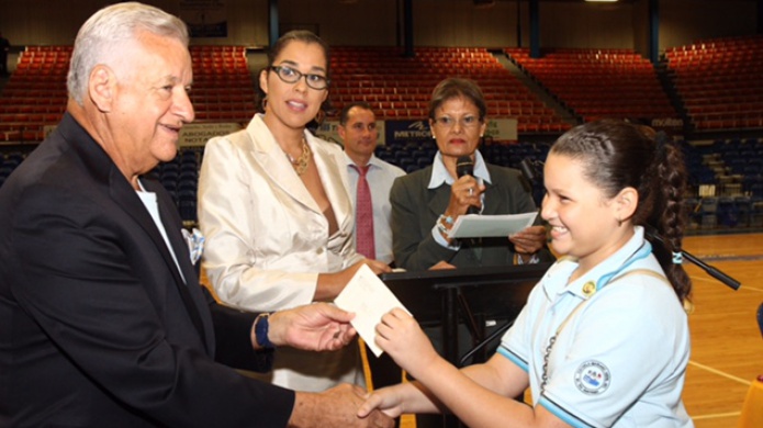 O'NEILL ENTREGA 437 BECAS A ESTUDIANTES SOBRESALIENTES DE LAS ESCUELAS PÃBLICAS
