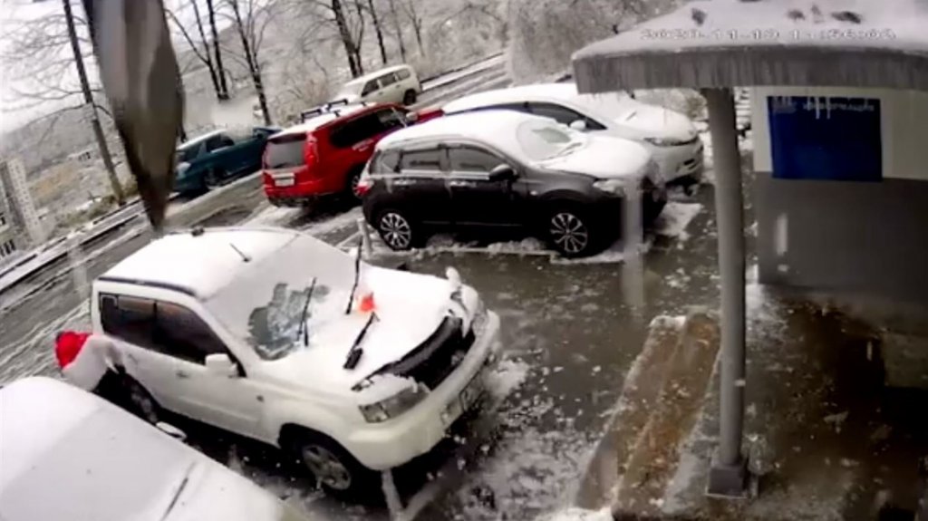  VIDEO: Una placa de hormig&oacute;n cae desde un edificio y aplasta un auto mientras el due&ntilde;o limpiaba el parabrisas 