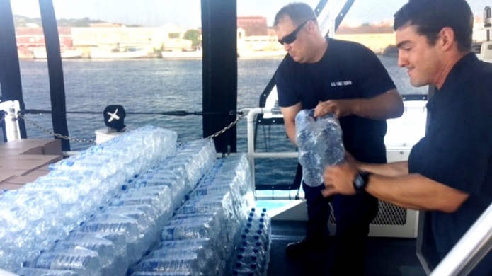 Guardia Costera en Puerto Rico trae agua embotellada desde Curazao