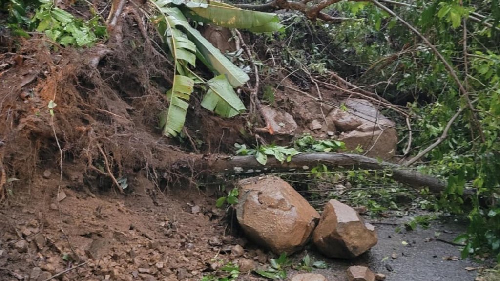  Se reportan deslizamientos, carreteras derrumbadas e inundadas por evento de lluvia 