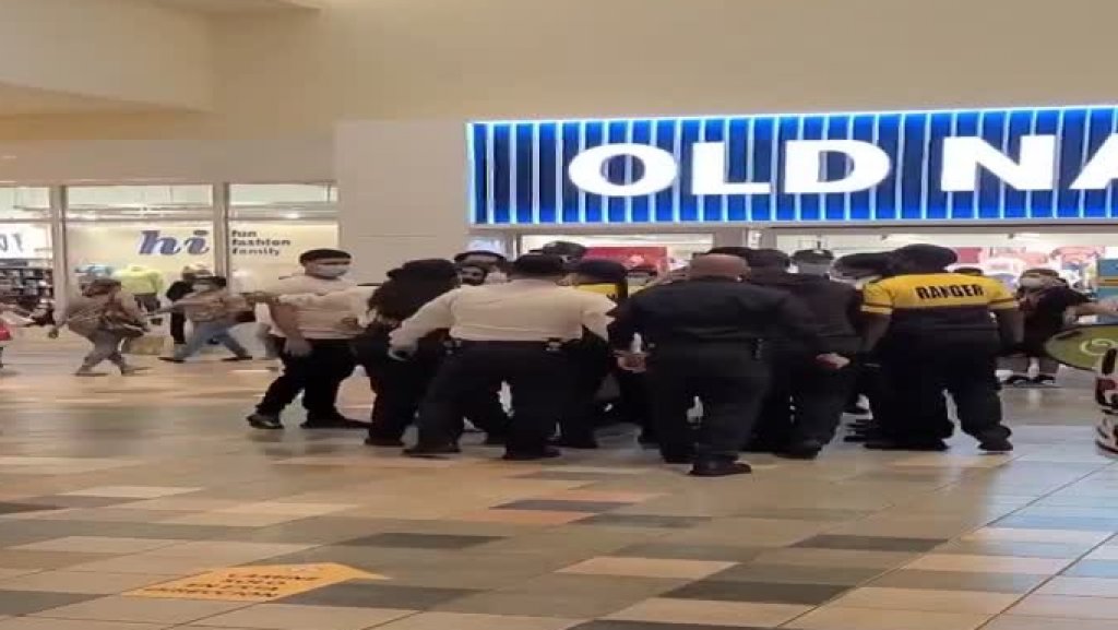  Video: &ldquo;chamaquitos&rdquo; forman tremendo revol&uacute; con los guardias de seguridad en Plaza Las Am&eacute;ricas 